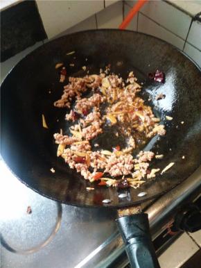 放入肉末炒散。