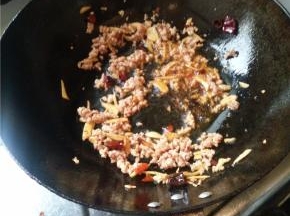 放入肉末炒散。