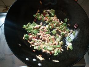 炒散后加入青椒，翻炒均匀。