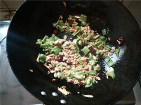 炒散后加入青椒，翻炒均匀。