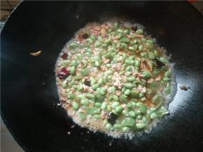 放入毛豆，翻炒均匀后淹点水，放适量的盐。