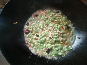 放入毛豆，翻炒均匀后淹点水，放适量的盐。