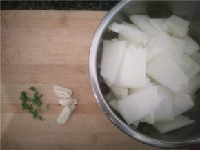 冬瓜、蒜切片，葱切末备用。