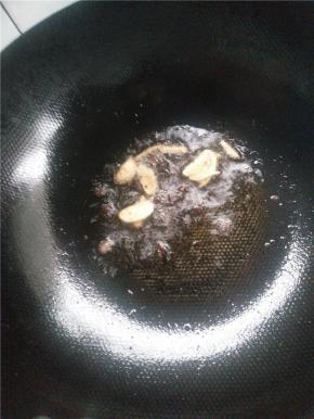 锅内放油下蒜、豆瓣酱炒香。