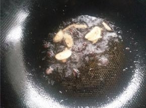 锅内放油下蒜、豆瓣酱炒香。