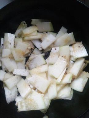 下冬瓜片，翻炒均匀。