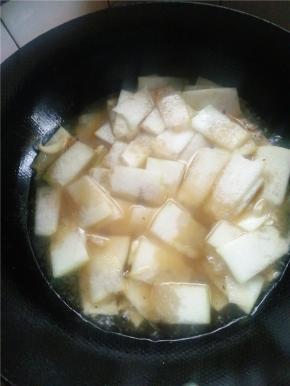 翻炒3/4分钟后，加水淹至边缘即可。