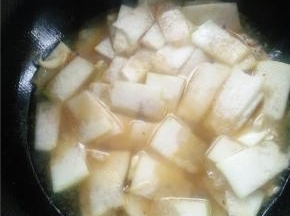 翻炒3/4分钟后，加水淹至边缘即可。