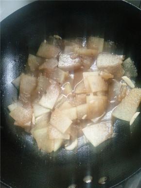 放盐，待锅内收汁，放入鸡精，翻炒均匀