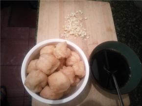 姜蒜切碎，一勺料酒两勺生抽三勺糖四勺醋五勺水调糖醋汁。