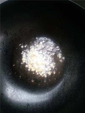 锅内放油，下姜蒜粒。