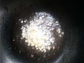 锅内放油，下姜蒜粒。