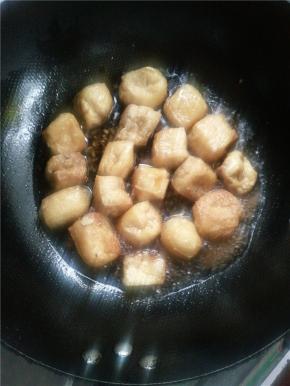 翻炒均匀后再倒入之前调好的糖醋汁。