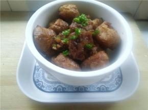 切两根葱，切成细末，待锅内收汁出锅放上面即可。