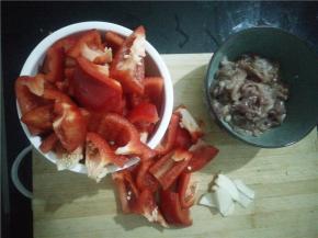 肉片用盐、生姜粒、料酒、生粉、生抽抓匀，甜椒切片。