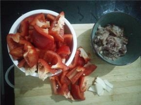 肉片用盐、生姜粒、料酒、生粉、生抽抓匀，甜椒切片。