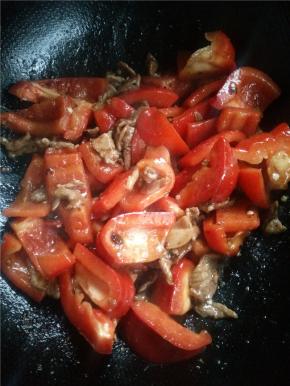 翻炒均匀后，放少量老干妈、孜然粉、酱油、盐，再翻炒3、4分钟。