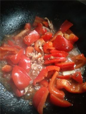 放入少量的水。