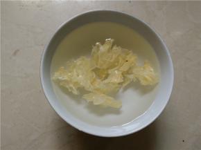 将半朵的银耳用水泡发，待用
