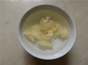 将半朵的银耳用水泡发，待用