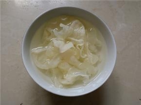 将泡好的银耳洗净，扯成适合的大小，装碗待用