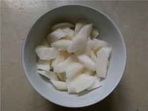 将雪梨削皮，切成小块，装碗待用