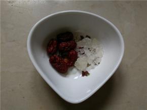 将红枣洗净，取适量的冰糖装碗待用