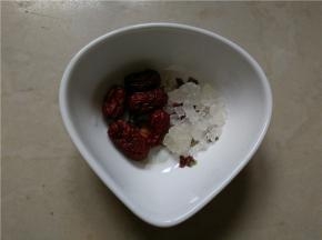将红枣洗净，取适量的冰糖装碗待用