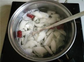 将洗好的银耳、红枣和切好的雪梨下锅，加入适量的水煮开，转小火继续煮