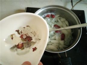煮至汤水有些粘稠时，加入适量的冰糖调味