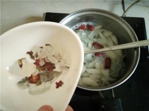 煮至汤水有些粘稠时，加入适量的冰糖调味