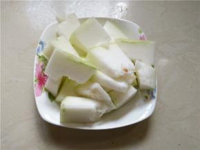 将冬瓜去皮切块，装盘待用