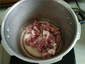 将买来已经切好的排骨，放进高压锅里，快速焯水