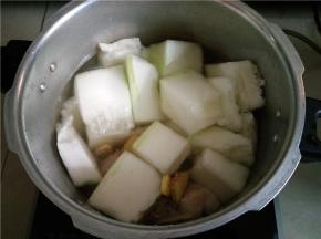 将焯排骨的水倒掉，加入切好的冬瓜，一些生姜，适量的清水，开锅后再煮10分钟