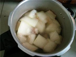 等高压锅能够打开时，打开高压锅，舀去浮着的油沫，加入适量的食盐