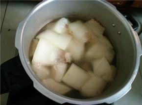 等高压锅能够打开时，打开高压锅，舀去浮着的油沫，加入适量的食盐