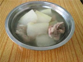 将加入食盐的汤搅拌一下，装入容器即可