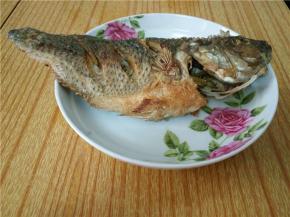 将鱼洗净，在鱼表面抹些生粉，用油稍微煎一下，装盘待用