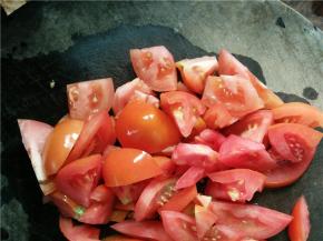 将番茄洗净，切成小块待用