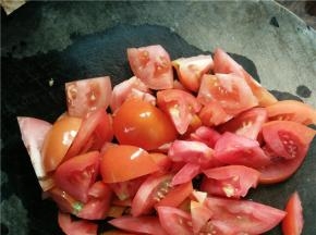 将番茄洗净，切成小块待用