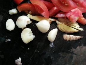 将蒜剥皮，生姜切丝待用