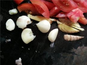 将蒜剥皮，生姜切丝待用