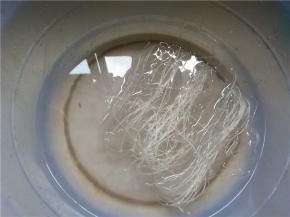 将适量的绿豆粉丝用温水浸泡片刻