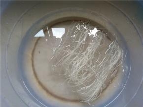 将适量的绿豆粉丝用温水浸泡片刻