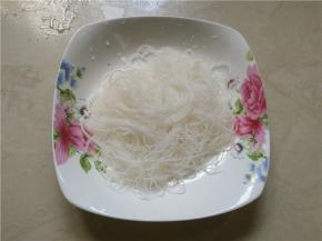 当绿豆粉丝全部变白，不再透明就可以捞出来，装盘待用