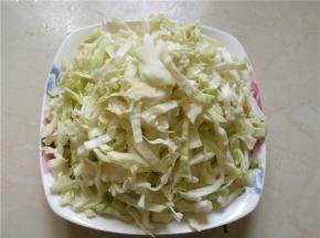 将卷心菜切成宽约1厘米的丝，装盘待用