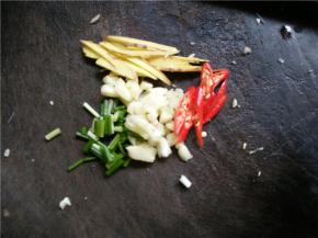 将蒜切末，辣椒斜切成段，生姜切丝，小葱切段待用