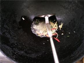 热锅冷油，将蒜末、辣椒段、姜丝和葱段下锅，炒出香味