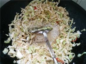 等卷心菜炒软后，下泡好的绿豆粉丝翻炒