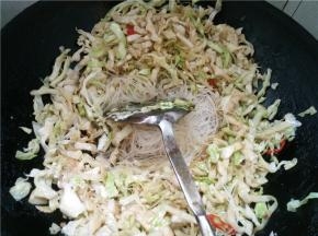 等卷心菜炒软后，下泡好的绿豆粉丝翻炒